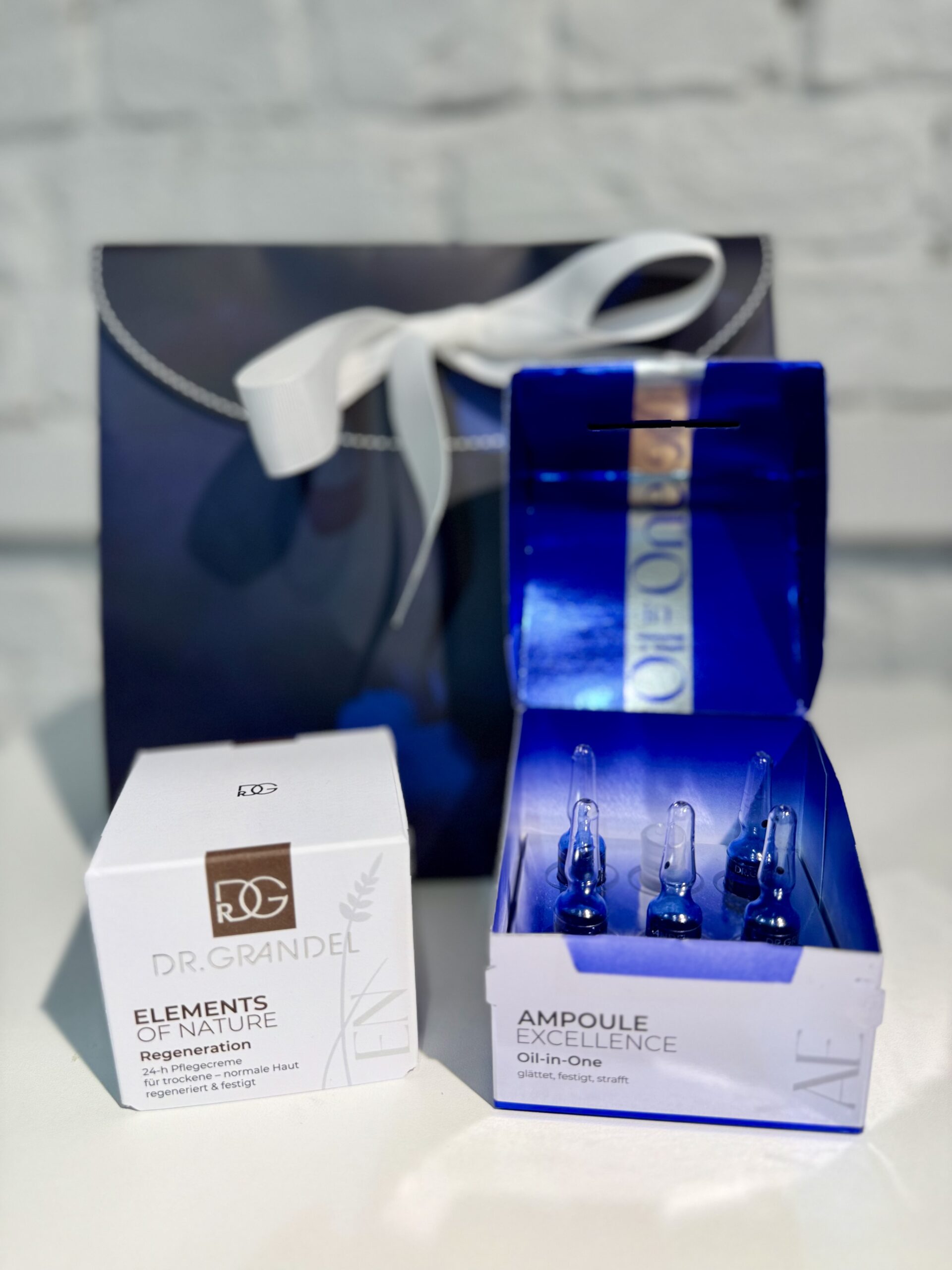 Dabīgs pretgrumbu krēms + DĀVANA ampulas ar retinolu